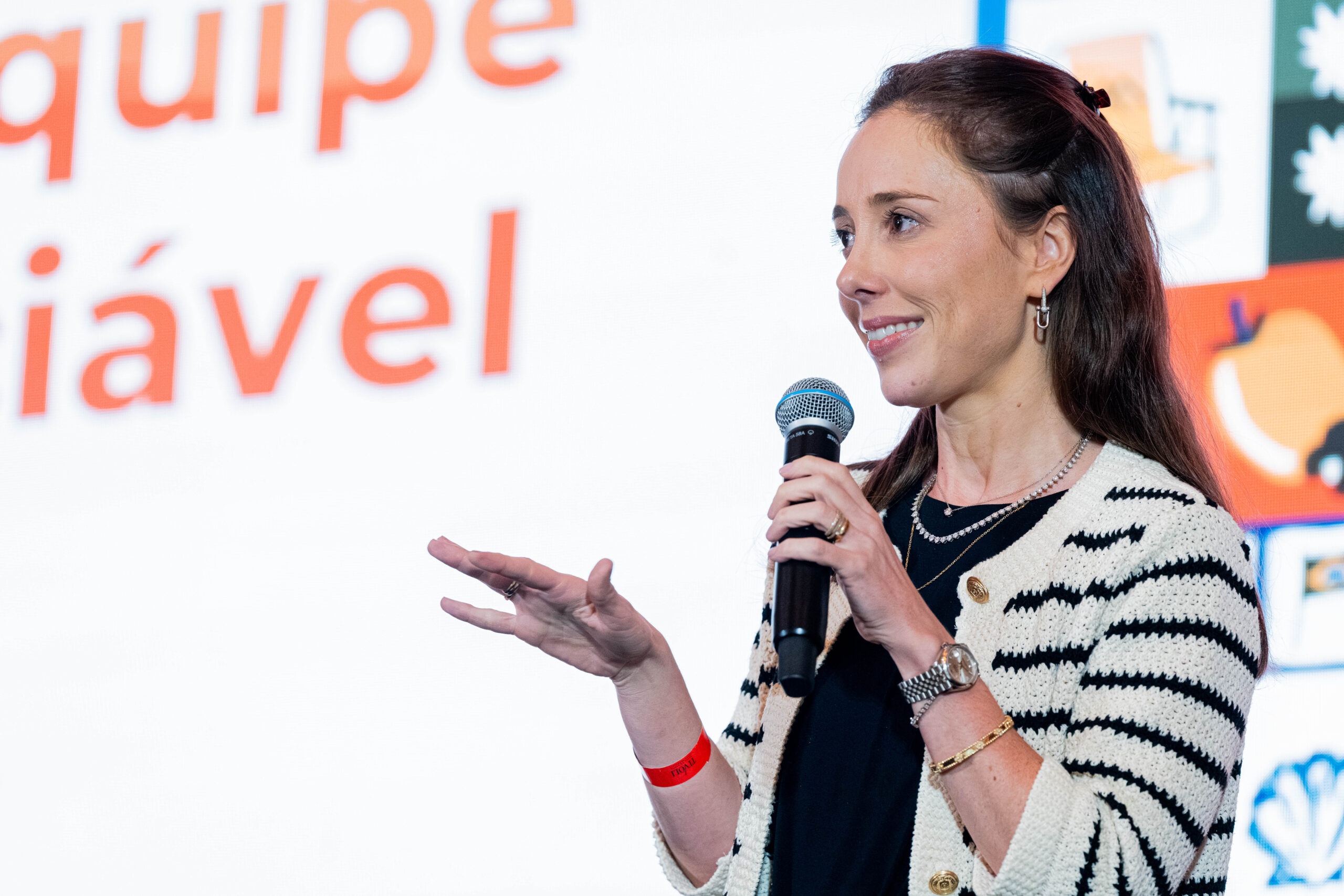 Yasmin Schroeder em palestra